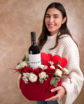 Aranjament romantic cu trandafiri și o sticlă de vin roșu – imaginea 3
