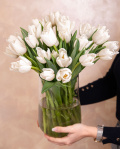 Buchet lalele albe în vază de sticlă – imaginea 3