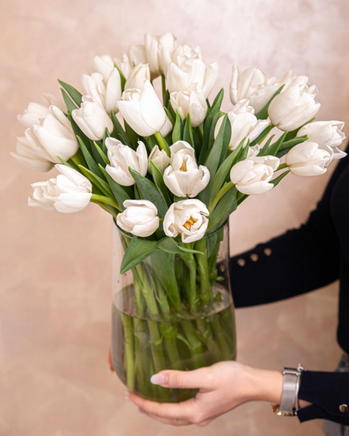 Buchet lalele albe în vază de sticlă – imaginea 3