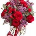 Buchet cu liliac și trandafiri roșii