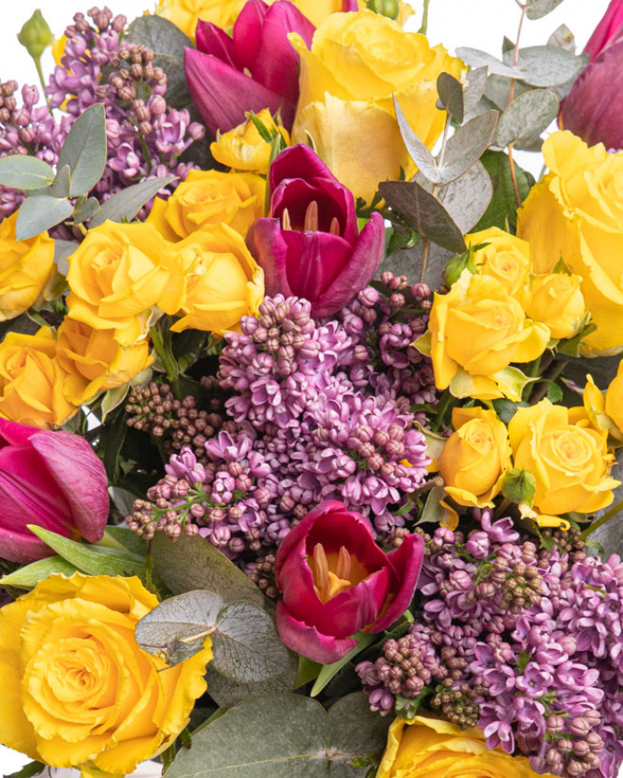 Buchet cu liliac și trandafiri galbeni – imaginea 2