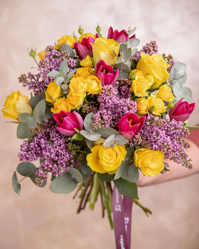 Buchet cu liliac și trandafiri galbeni – imaginea 3