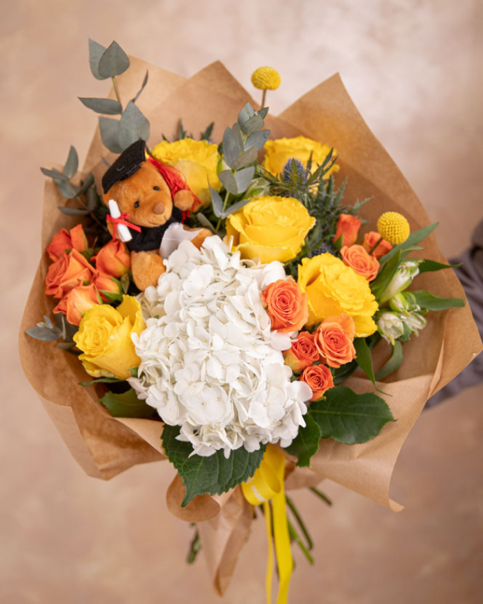 Buchet de absolvire cu trandafiri galbeni și hortensii – imaginea 3