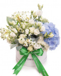 Aranjament floral cu trandafiri albi și hortensii albastre – imaginea 1