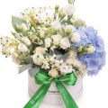 Aranjament floral cu trandafiri albi și hortensii albastre