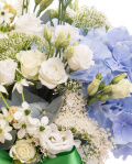 Aranjament floral cu trandafiri albi și hortensii albastre – imaginea 2