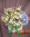 Aranjament floral cu trandafiri albi și hortensii albastre – imaginea 3