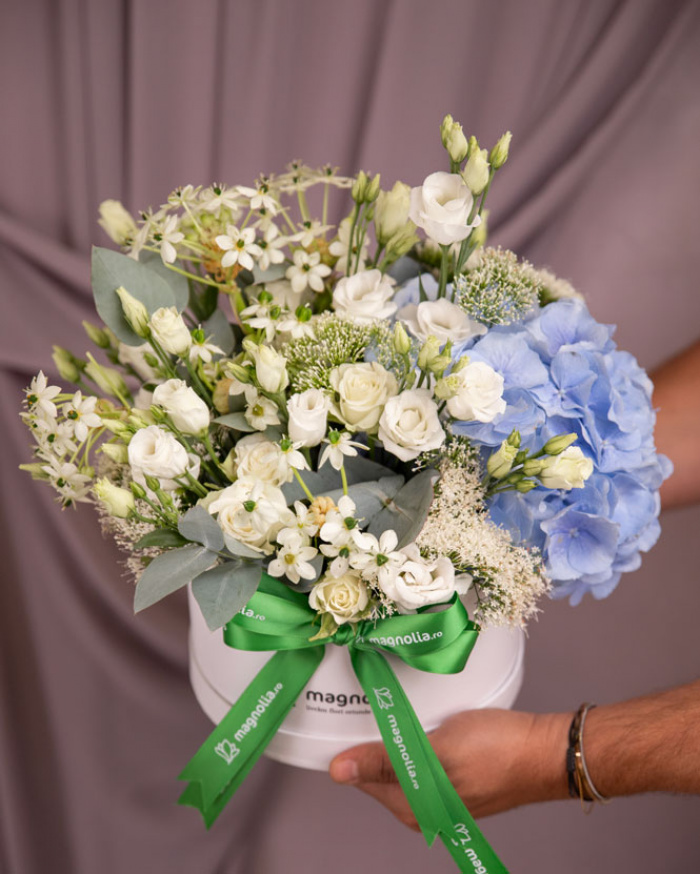 Aranjament floral cu trandafiri albi și hortensii albastre – imaginea 3