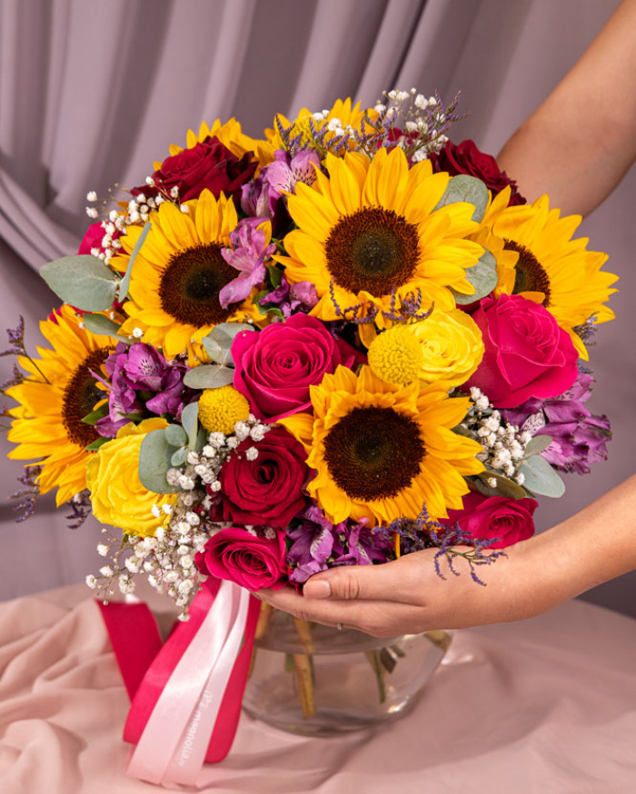 Buchet colorat cu floarea-soarelui și trandafiri – imaginea 3