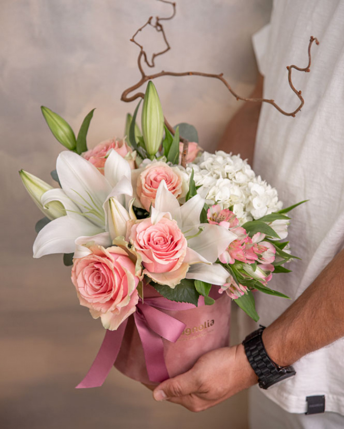 Aranjament floral cu trandafiri și crini "Graceful"