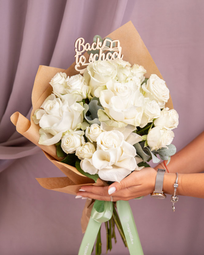 Buchet trandafiri albi „Back to School" – imaginea 3