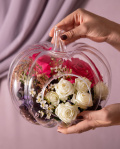 Aranjament cu trandafiri și hortensii în dovleac decorativ – imaginea 3