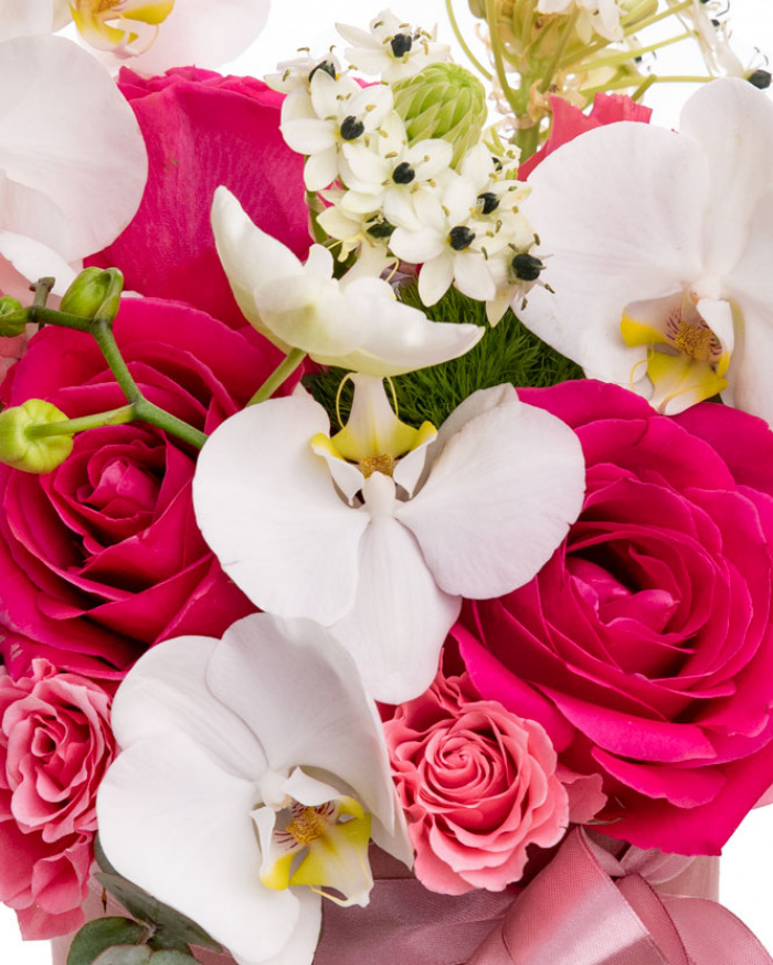 "Rêverie" floral arrangement with roses and orchids