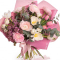 Buchet cu ranunculus și liliac „Pastel Embrace”