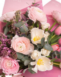 Buchet cu ranunculus și liliac „Pastel Embrace” – imaginea 2