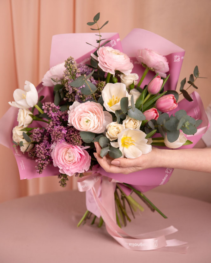 Buchet cu ranunculus și liliac „Pastel Embrace” – imaginea 3