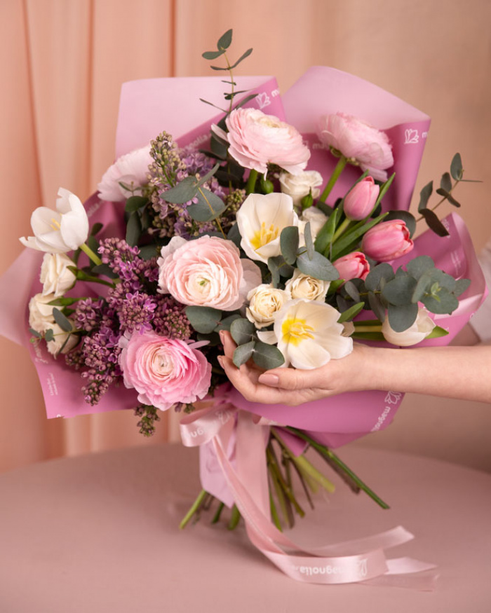 Buchet cu ranunculus și liliac „Pastel Embrace” – imaginea 3