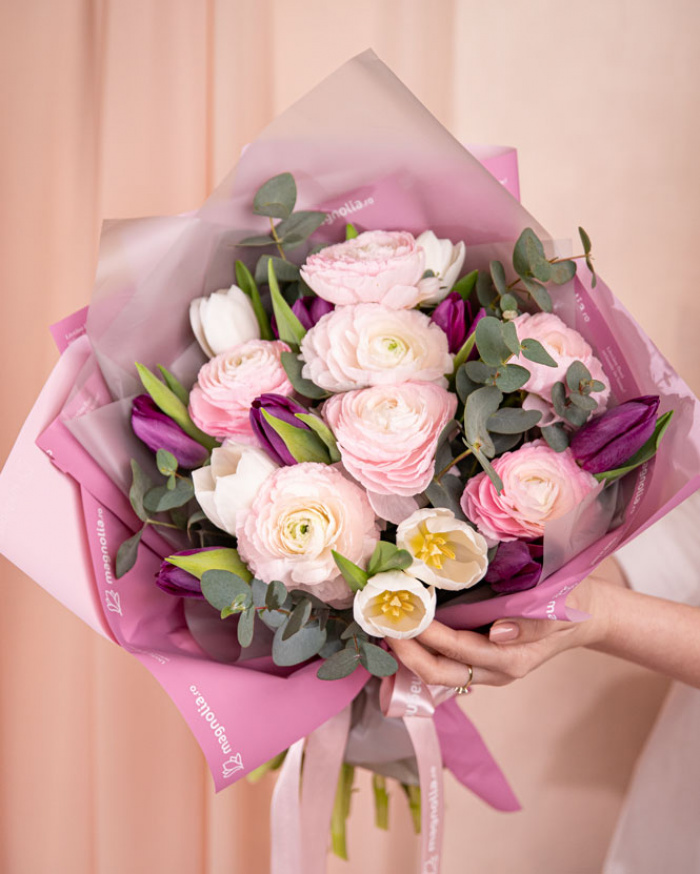 Buchet cu ranunculus și lalele – imaginea 3