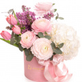 Aranjament cu ranunculus și liliac „Tender Spring”