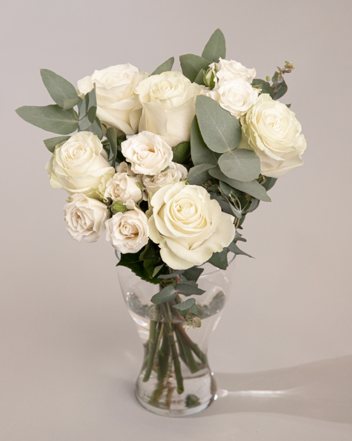 Bouquet with white roses – imaginea 1