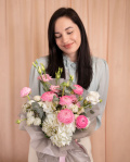 Buchet cu ranunculus și hortensii – imaginea 3