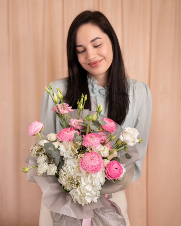 Buchet cu ranunculus și hortensii – imaginea 3