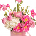 Aranjament floral cu ranunculus și lalele