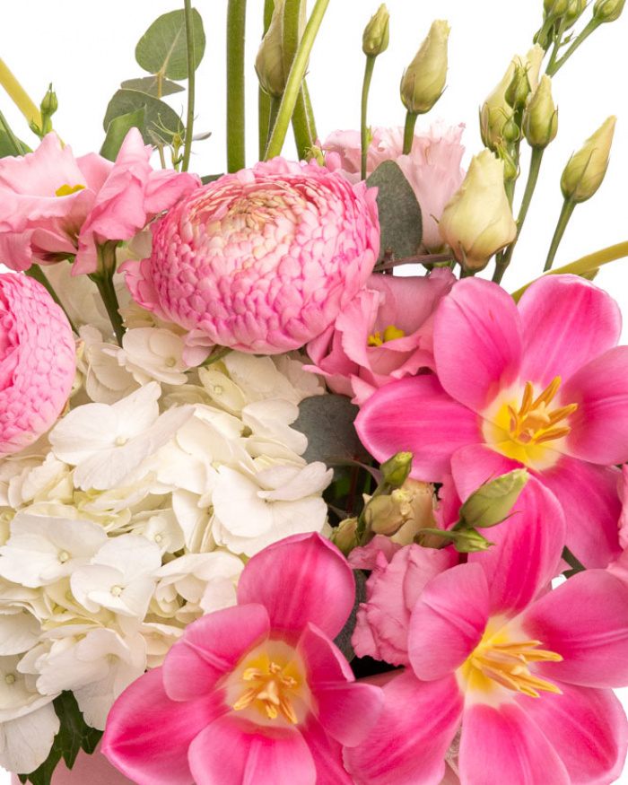 Aranjament floral cu ranunculus și lalele – imaginea 2