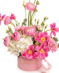 Aranjament floral cu ranunculus și lalele