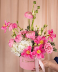 Aranjament floral cu ranunculus și lalele