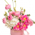 Aranjament floral cu ranunculus și lalele