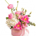 Aranjament floral cu ranunculus și lalele