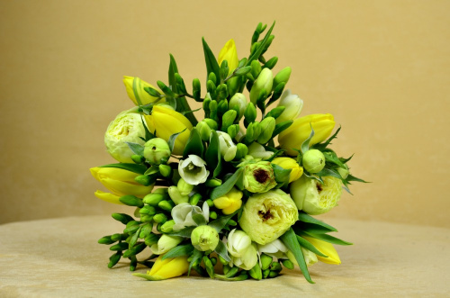 Buchete de mireasă cu flori de primăvară – imaginea 1