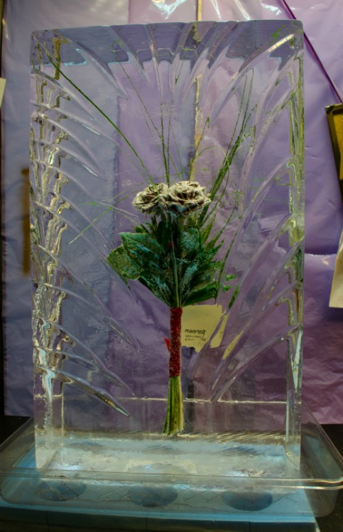 Buchet cu trandafiri Grand Prix într-o sculptură din gheață – imaginea 3