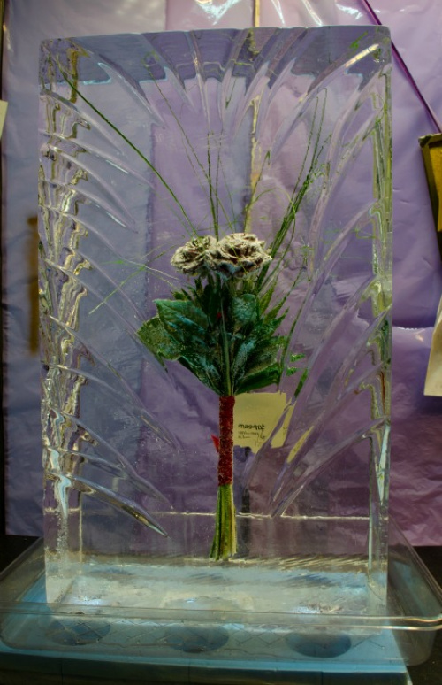 Buchet cu trandafiri Grand Prix într-o sculptură din gheață – imaginea 3