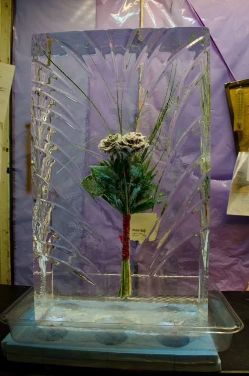 Buchet cu trandafiri Grand Prix într-o sculptură din gheață – imaginea 4