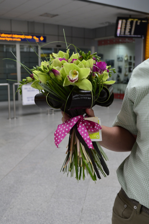 Livrare flori la aeroport – imaginea 1