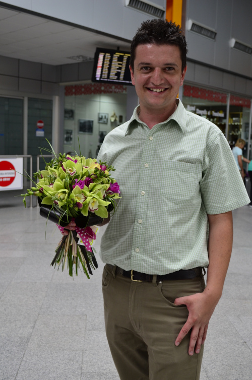 Livrare flori la aeroport – imaginea 3