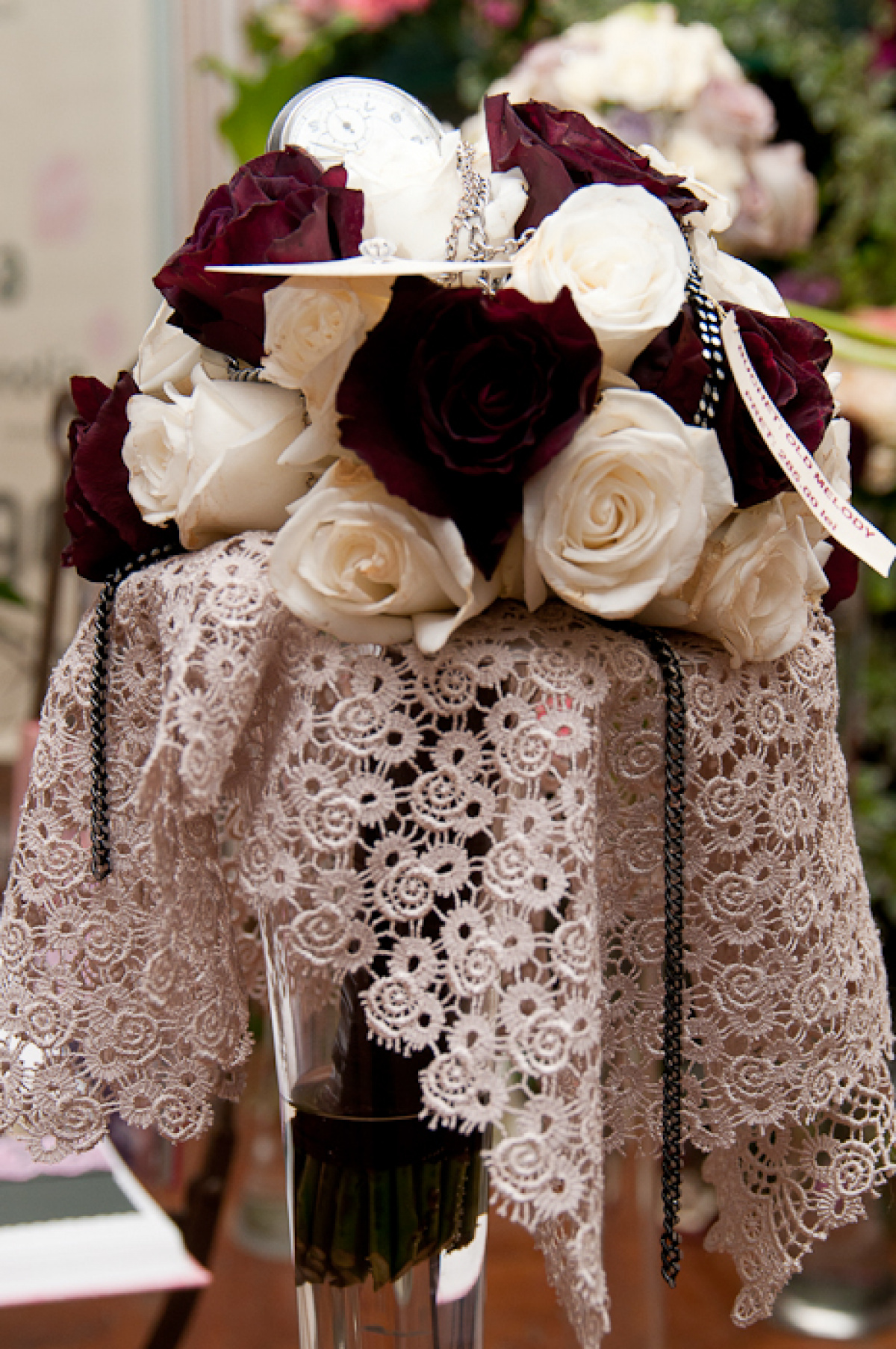 Buchet de mireasă din flori artificiale și accesorii Buchet de mireasă din flori artificiale și accesorii