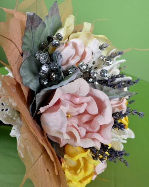Buchet de mireasă din flori artificiale și accesorii – imaginea 1