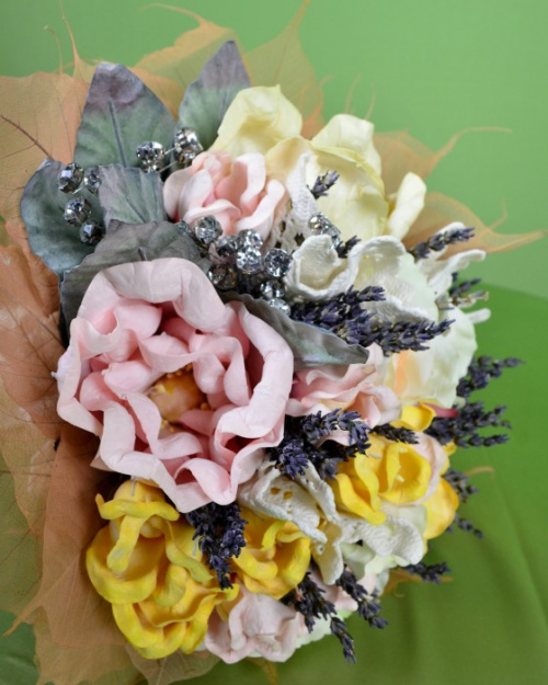 Buchet de mireasă din flori artificiale și accesorii – imaginea 2