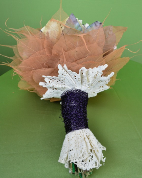 Buchet de mireasă din flori artificiale și accesorii – imaginea 3