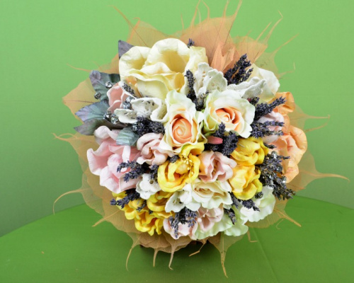 Buchet de mireasă din flori artificiale și accesorii – imaginea 4