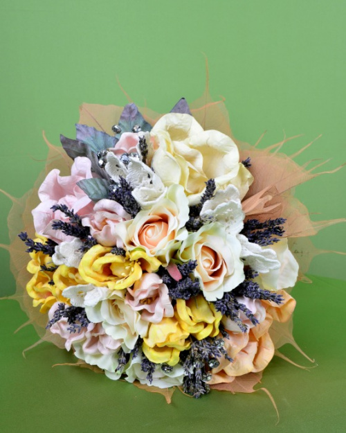 Buchet de mireasă din flori artificiale și accesorii – imaginea 5