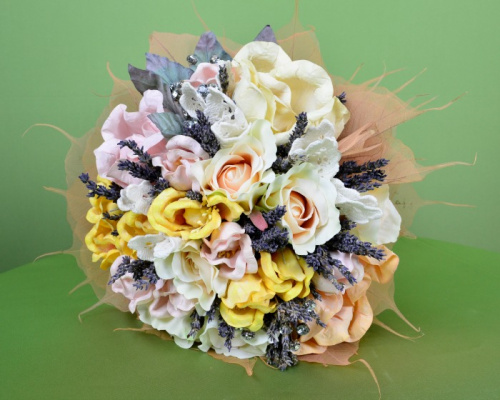 Buchet de mireasă din flori artificiale și accesorii – imaginea 6