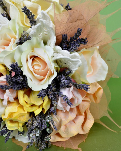 Buchet de mireasă din flori artificiale și accesorii – imaginea 7