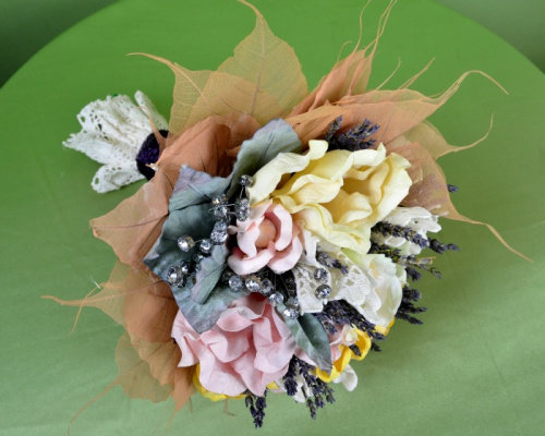 Buchet de mireasă din flori artificiale și accesorii – imaginea 8