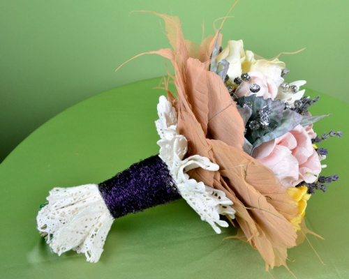 Buchet de mireasă din flori artificiale și accesorii – imaginea 9