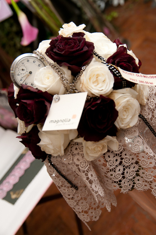 Buchet de mireasă din flori artificiale și accesorii – imaginea 10