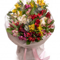 Buchet cu alstroemeria